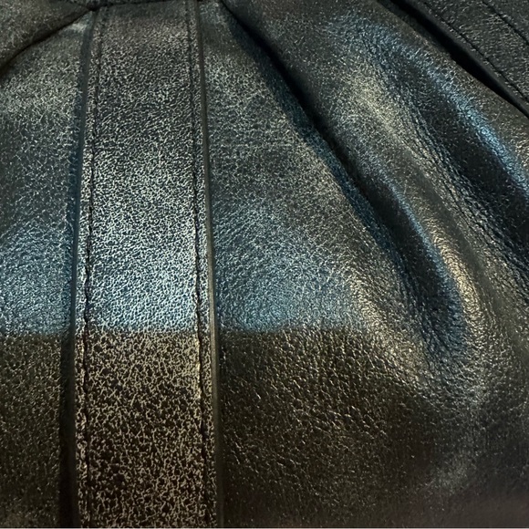 Marc Jacobs
The Distressed Buckle J Marc Crescent bag - Picture 9 of 12